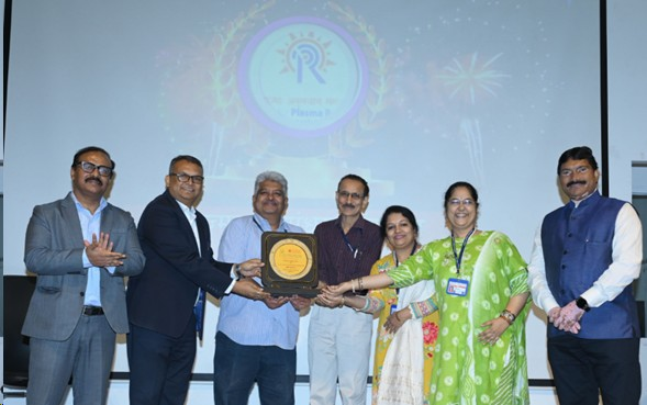राजभाषा शील्ड पुरस्कार प्राप्त करते हुए डॉ. सुब्रतो मुखर्जी