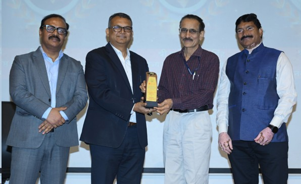 राजभाषा गौरव पुरस्कार प्राप्त करते हुए डॉ. राज सिंह